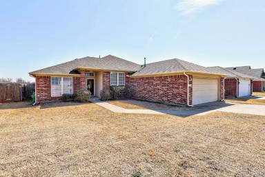 Main picture of 501 Lone Oak Dr