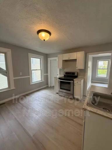 Main picture of 166 Foster St