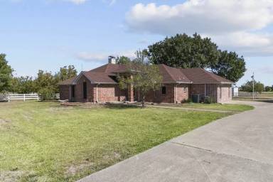 Main picture of 842 N FM 1138