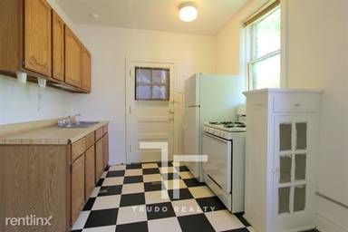 Main picture of 3933 N Janssen Ave