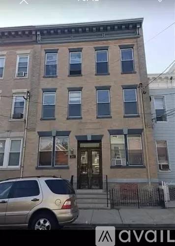 Main picture of 253 New York Ave