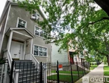 Main picture of 1819 W Belmont