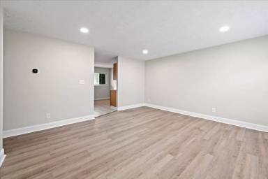 Main picture of 8203 Penway St