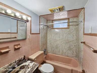 Main picture of 92 Fallbrook St