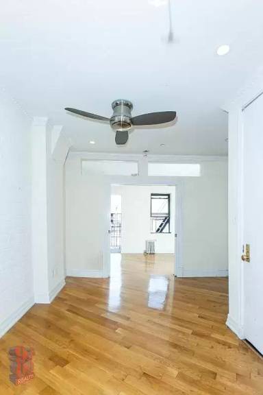 Main picture of 279 E 10th St