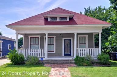 Main picture of 1316 S Lake St