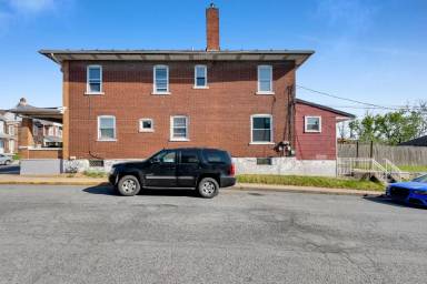 Main picture of 1466 Main St