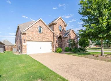 Main picture of 700 Thetford Ln