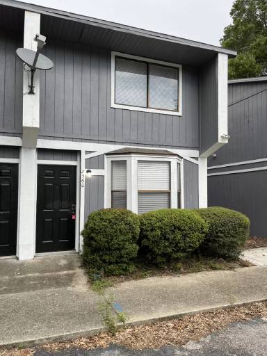 Main picture of 2560 SW 31st Pl
