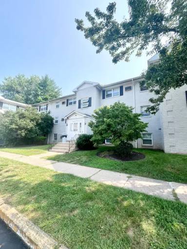 Main picture of 101 W 2nd St