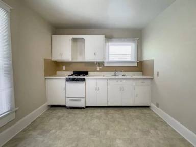 Main picture of 940 1/2 S 15th St