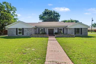 Main picture of 412 Woodland Park Dr