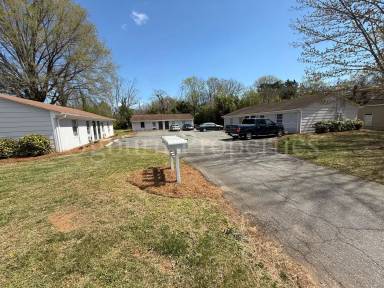 Main picture of 2123 Hollyrood St