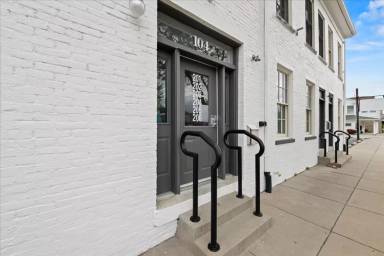 Main picture of 104 E Main St