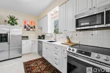 Main picture of 904 N Olive Ave