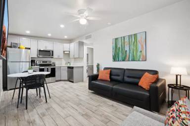 Main picture of 914 S Kenwood Cir