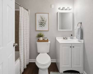 Main picture of 923 W Victory Dr