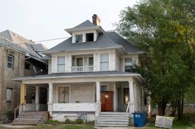 Main picture of 435 E Broadway St