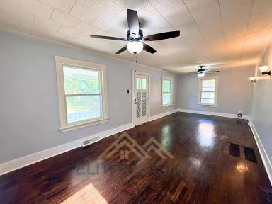 Main picture of 1194 SW Woodward Ave