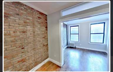 Main picture of 1 E 10th St