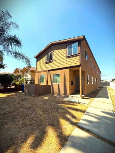 Main picture of 827 E 74th St