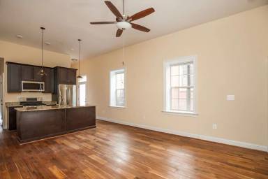 Main picture of 313 S Broadway