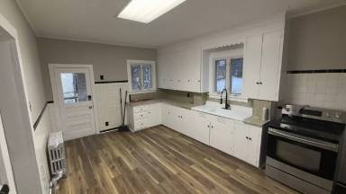 Main picture of 240 S Welles St