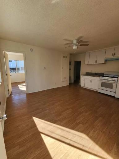Main picture of 5666 Fountain Ave