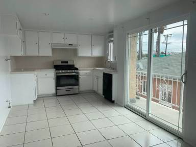 Main picture of 735 W 17th St