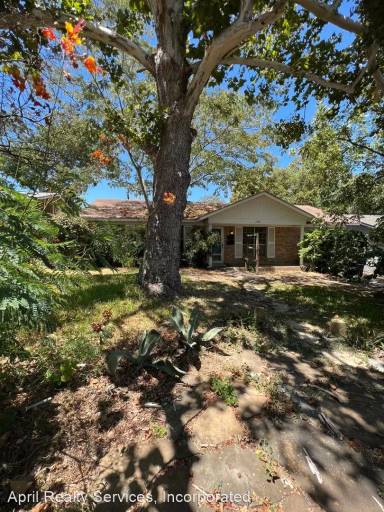 Main picture of 2700 Little John Ln