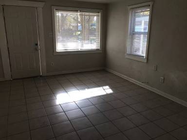 Main picture of 812 W 48th St