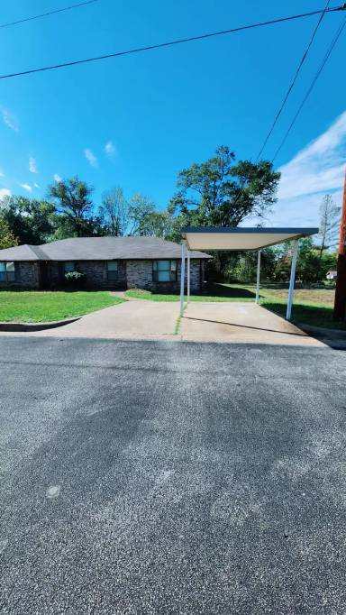 Main picture of 16042 Pawnee Dr