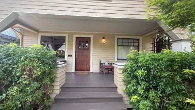 Main picture of 2404 SE Brooklyn St