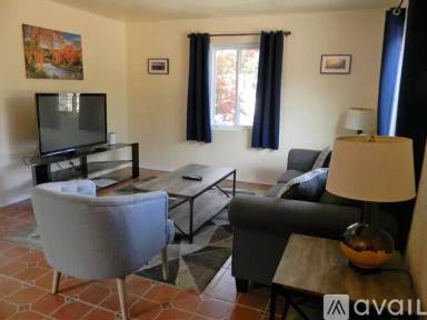Main picture of 1043 Girard Blvd NE