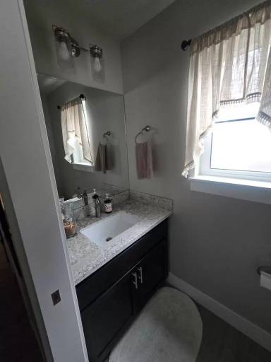 Main picture of 947 SE Sharon Ave