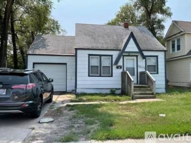 Main picture of 2207 W McCormick Ave