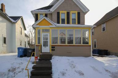 Main picture of 910 22nd Ave NE