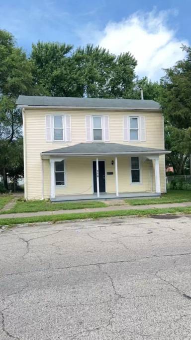 Main picture of 100 Moore St