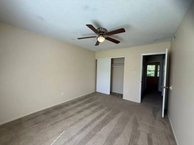 Main picture of 136 Village Ct
