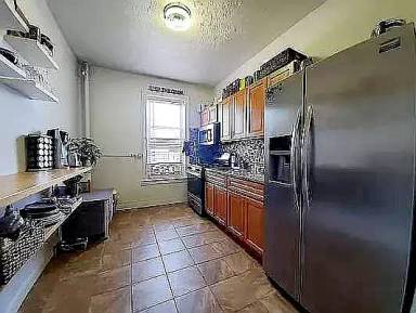 Main picture of 200 E 8th St