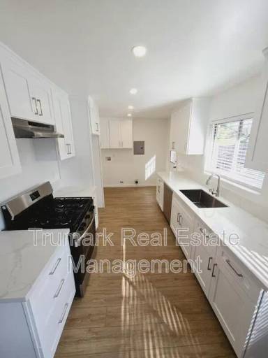Main picture of 1835 Lake St