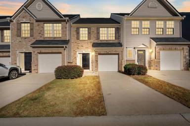 Main picture of 453 Christiane Way