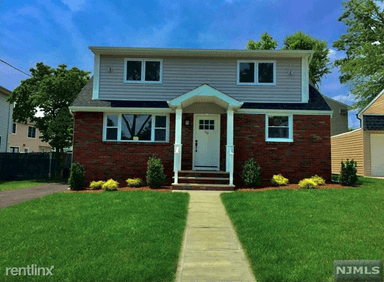 Main picture of 10 White Oak Dr