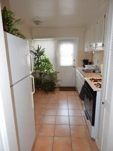 Main picture of 5066 1/2 Brighton Ave