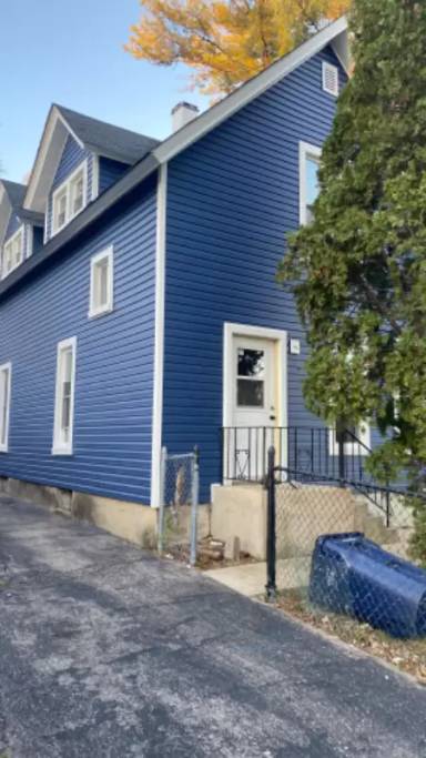 Main picture of 520 Lawrence Ave