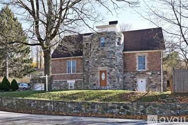 Main picture of 2 Hollowbrook Pl