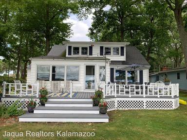 Main picture of 8990 Long Lake Dr E