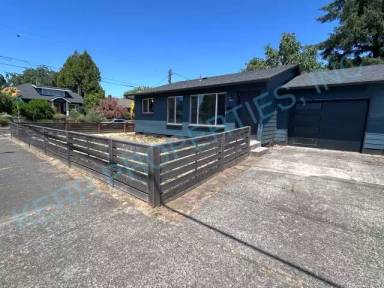 Main picture of 7703 NE Fremont St