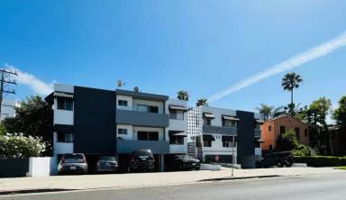 Main picture of 750 N Hayworth Ave