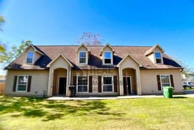 Main picture of 5016 Higgins St